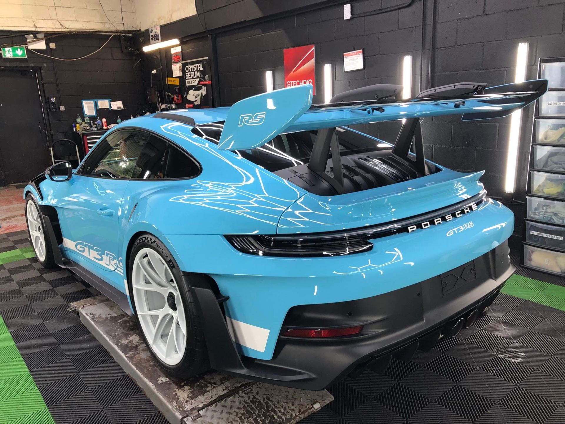 Porsche 911 GT3 RS in Gulf blue after detailing